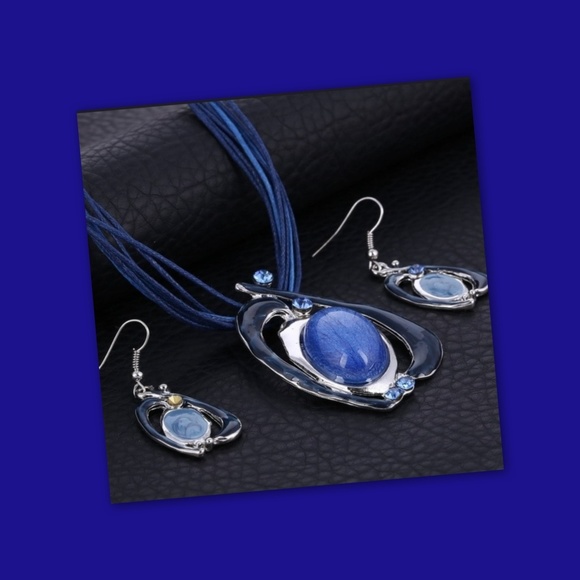 Jewelry - 💕2 for $10💕 Blue Necklace and Earring Set